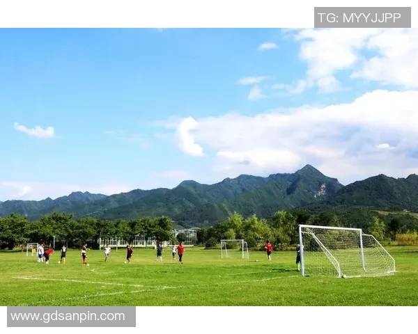 青春与梦想交织的足球少年壁纸展现激情与活力的运动之美